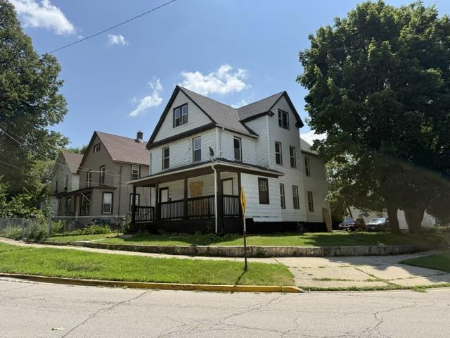 637 8th St., Waukegan, IL 60085