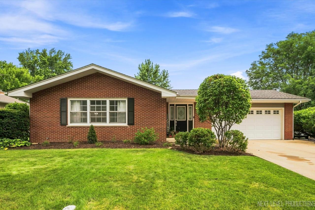 125 Sylvia Ln., Naperville, IL 60540