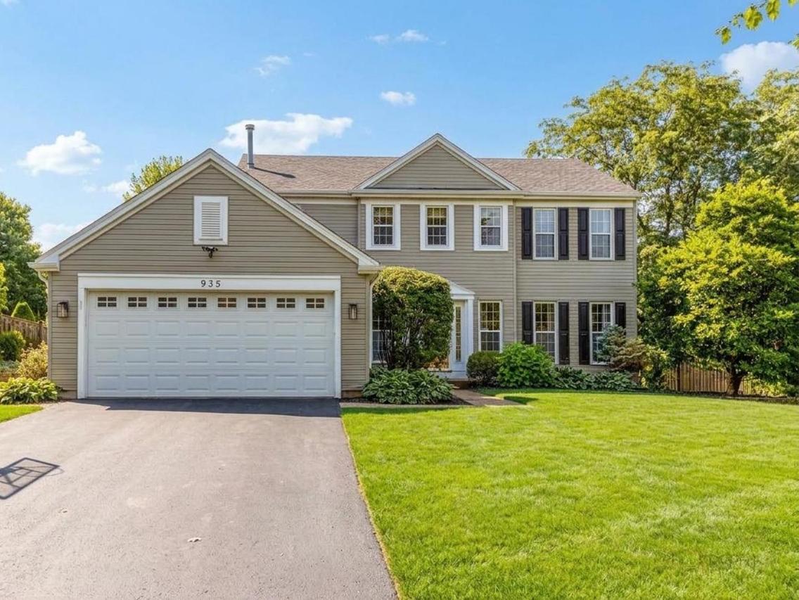 935 Ridgewood Dr., Cary, IL 60013