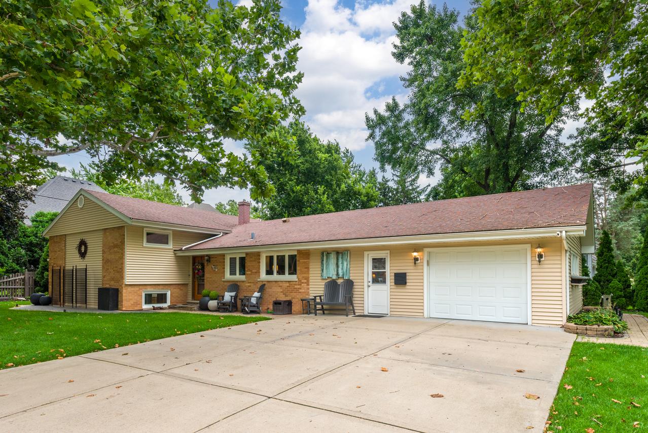 220 E Hillside Rd., Naperville, IL 60540