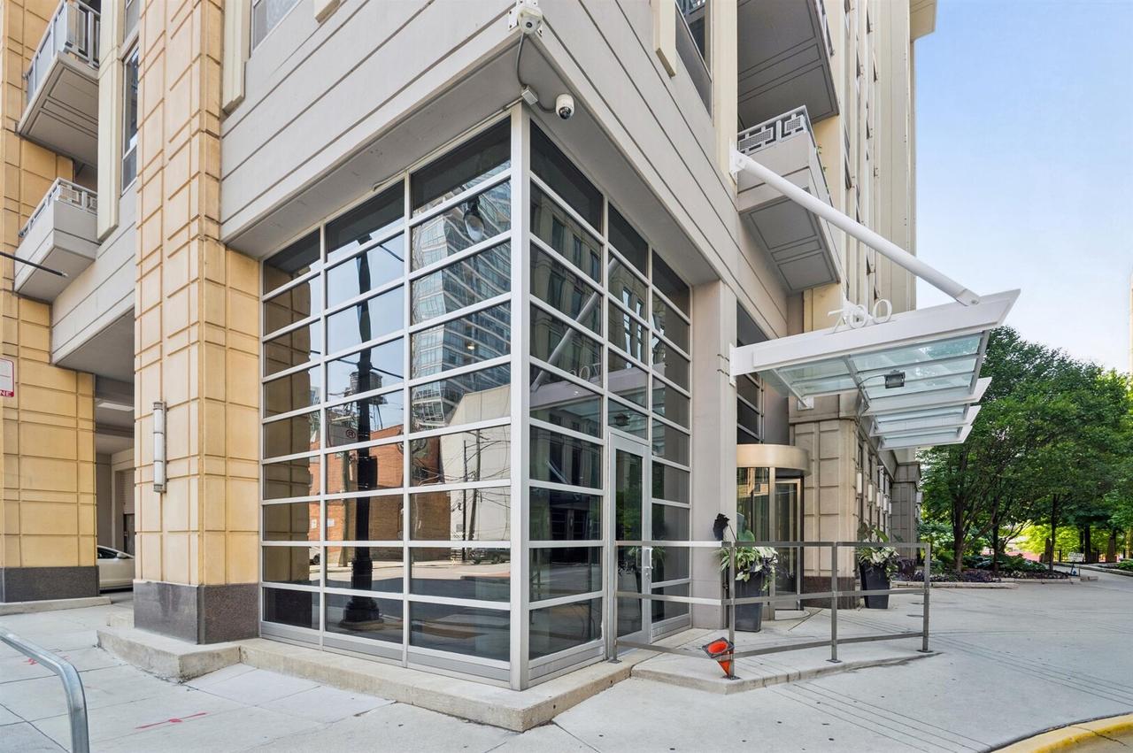 700 N Larrabee St. #1002, Chicago, IL 60610