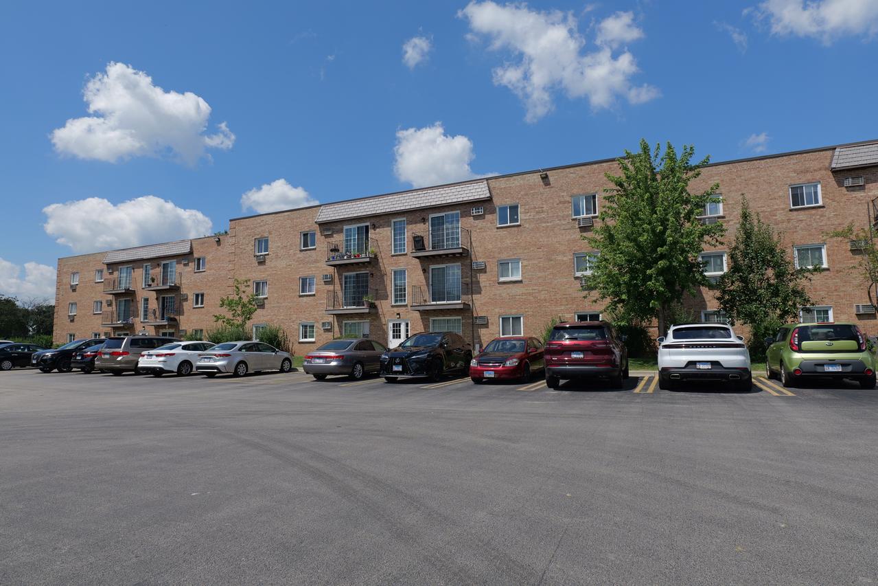 143 W Elk Tr. #141, Carol Stream, IL 60188