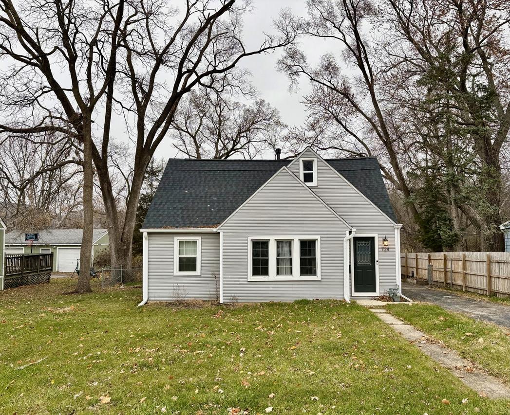 724 Mohawk Dr., Round Lake Heights, IL 60073