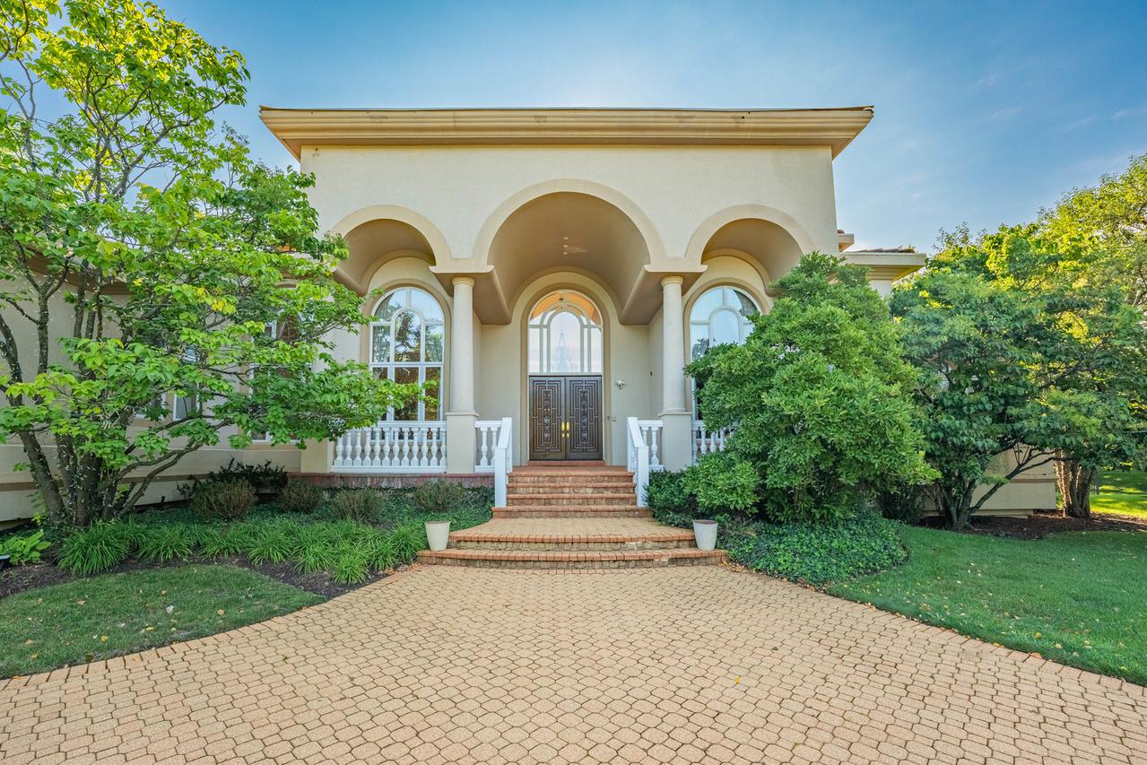 1683 Braeside Ln., Northbrook, IL 60062
