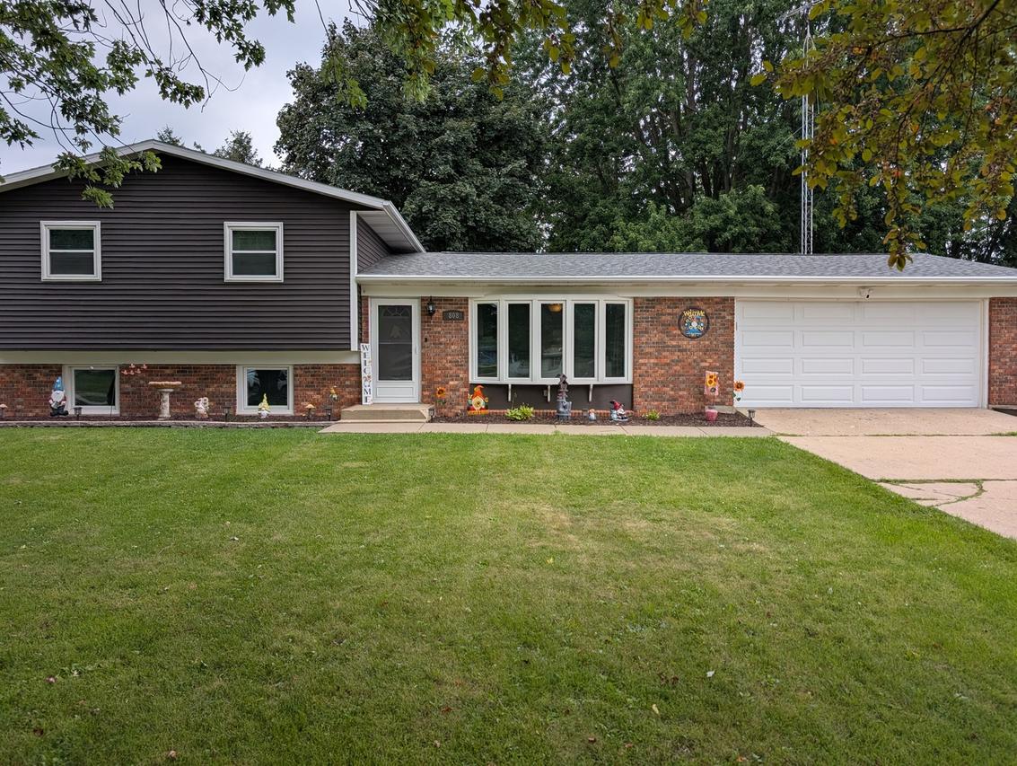 808 Virginia Ave., Lena, IL 61048