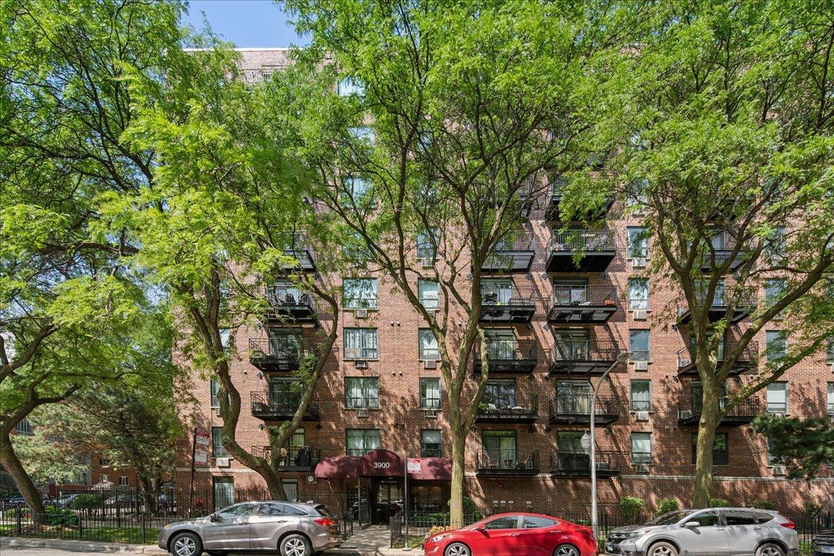 3900 N Pine Grove Ave. #907, Chicago, IL 60613