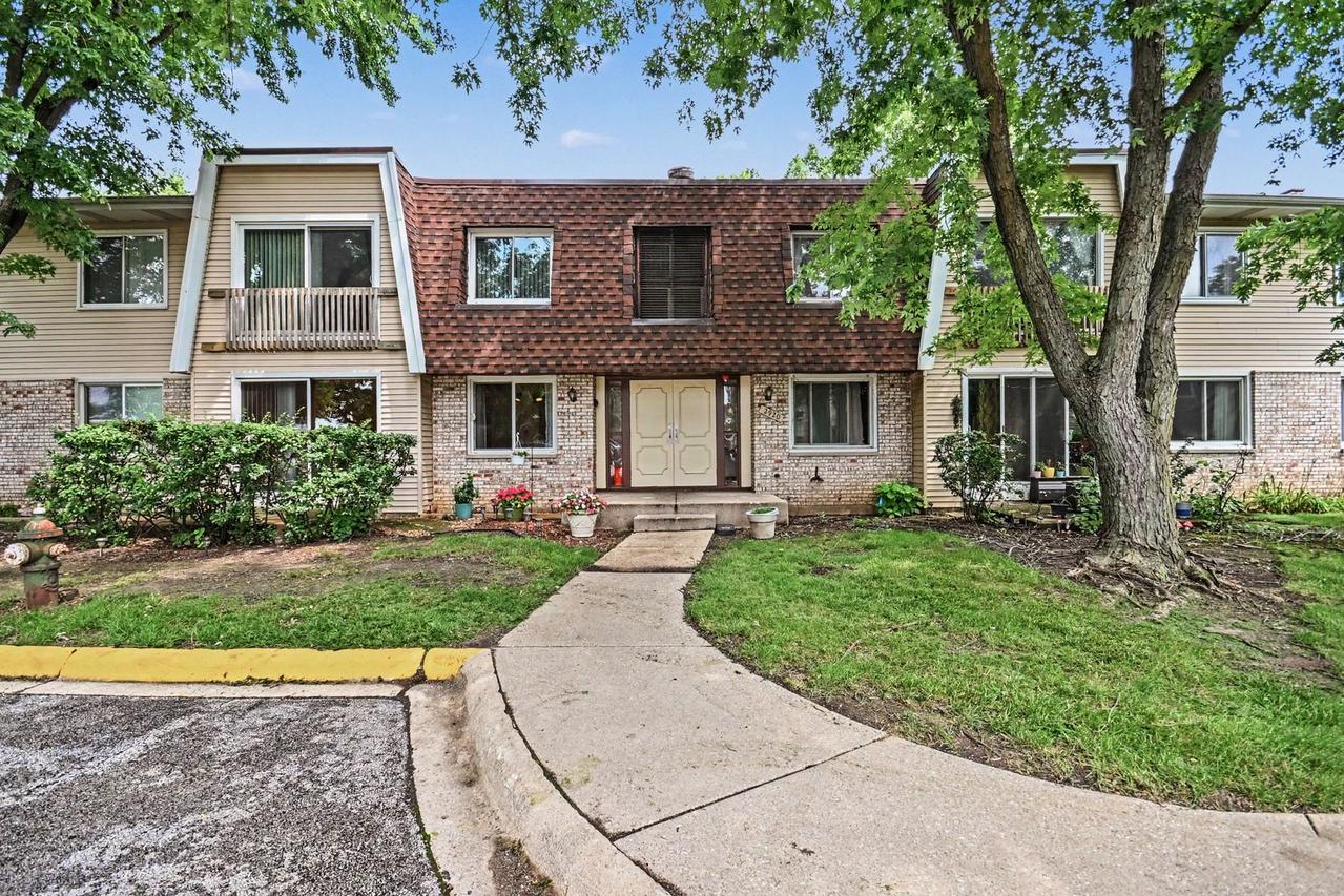 2920 Roberts Dr. #4, Woodridge, IL 60517