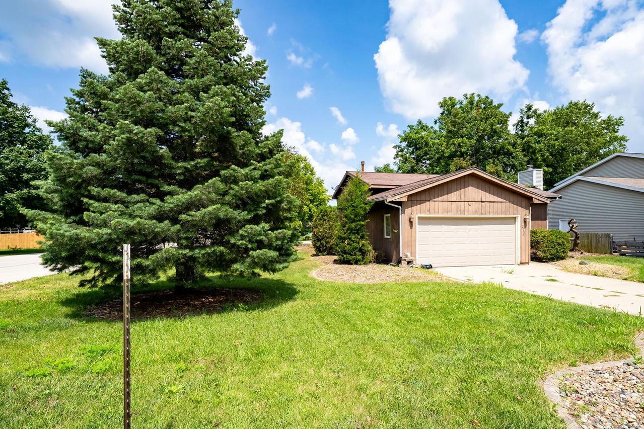 2107 Woodhavens Dr., Bloomington, IL 61701