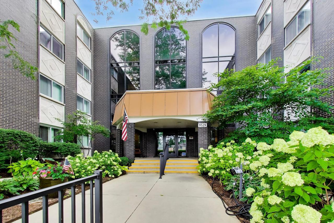 9529 Bronx Pl. #213, Skokie, IL 60077