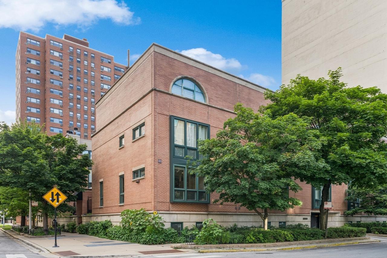 2910 N Commonwealth Ave. #3, Chicago, IL 60657