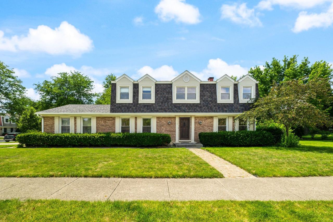 2218 N Williamsburg St., Arlington Heights, IL 60004