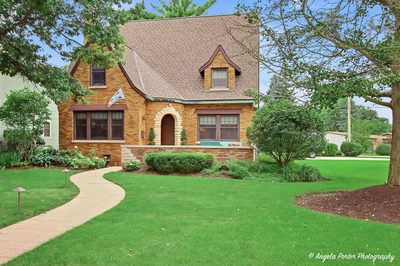 86 Dole Ave., Crystal Lake, IL 60014