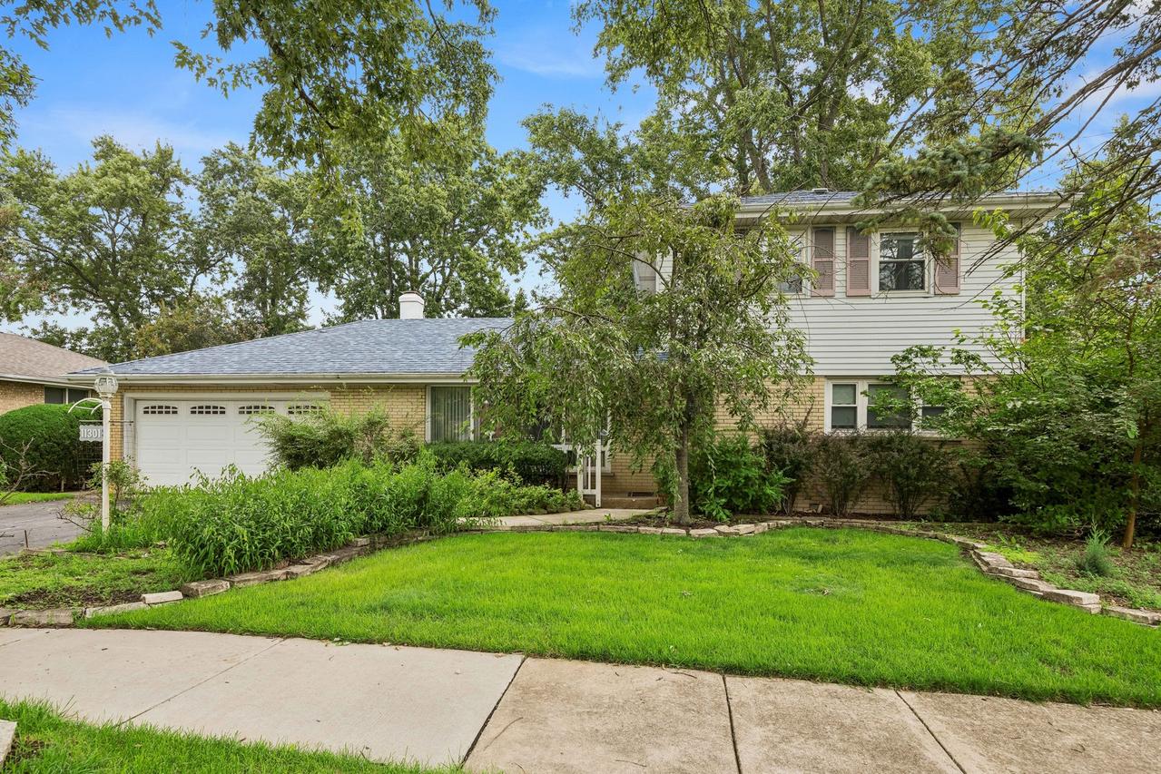 11301 S Westwood Dr., Palos Hills, IL 60465
