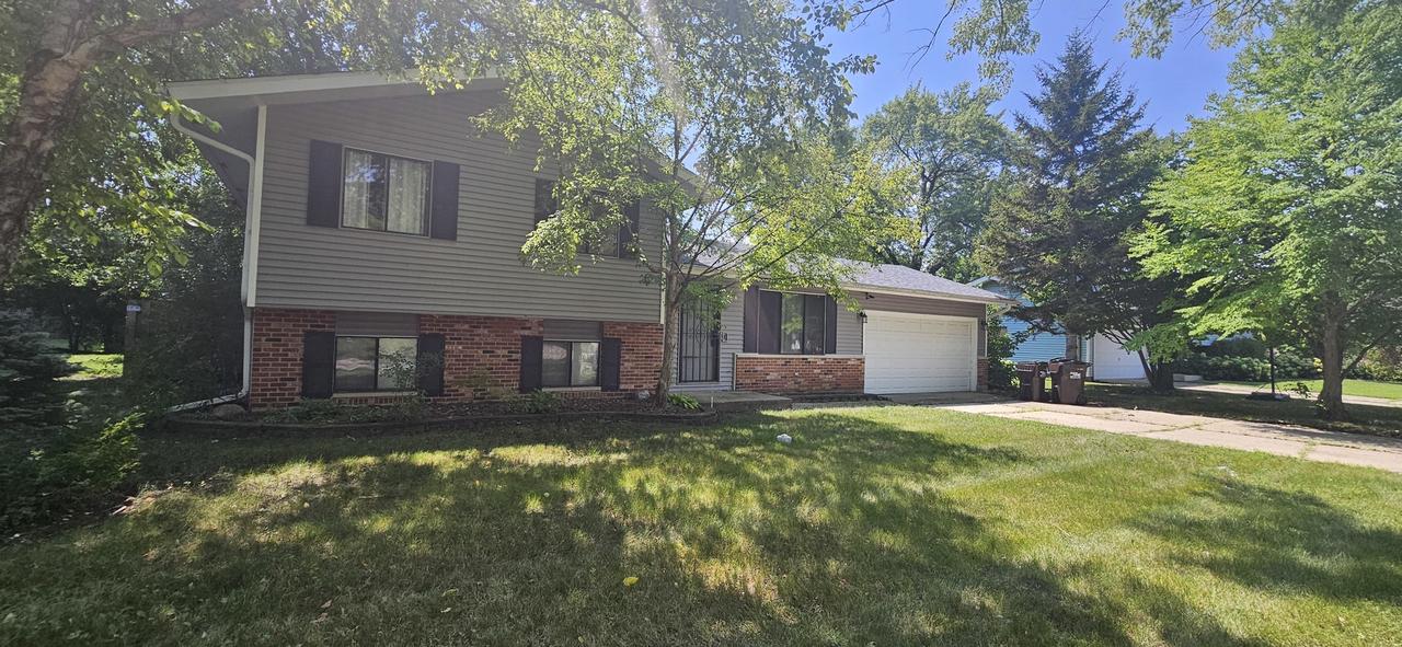 990 Camelot Dr., Crystal Lake, IL 60014