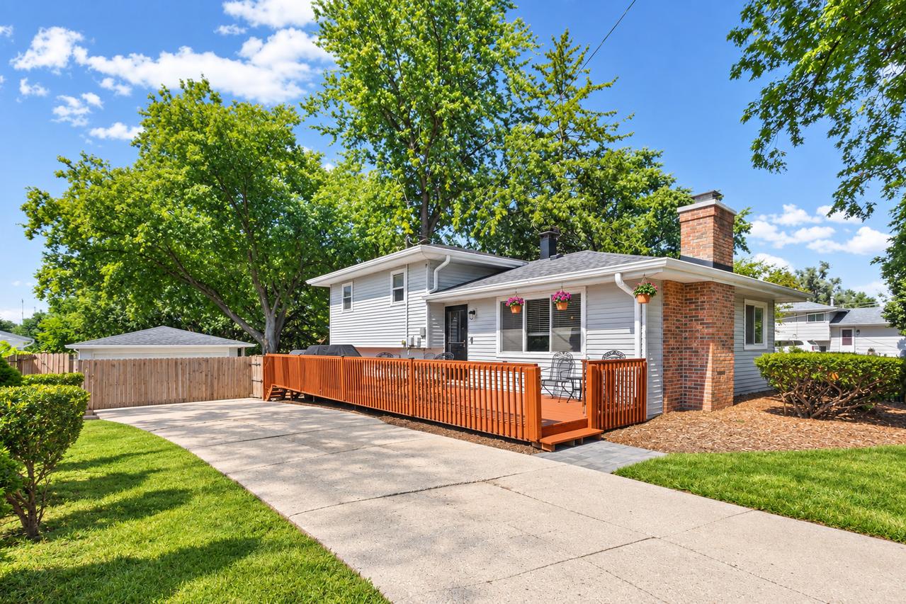 1S210 Lawler Ave., Lombard, IL 60148