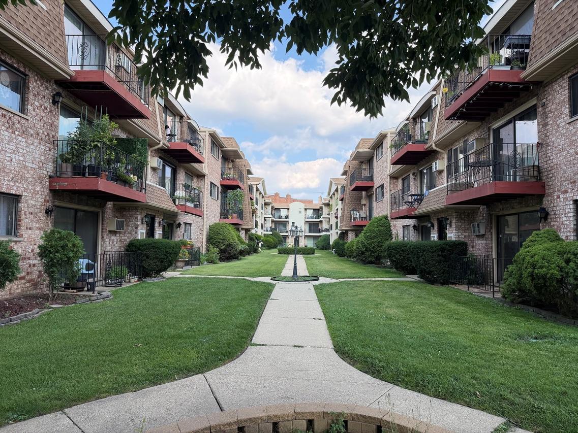 5303 N Delphia Ave. #304, Chicago, IL 60656