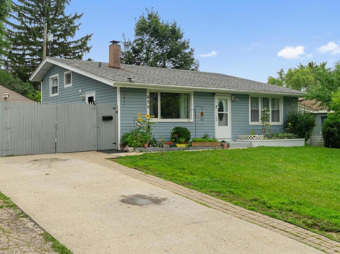 625 Jefferson Ave., Carpentersville, IL 60110