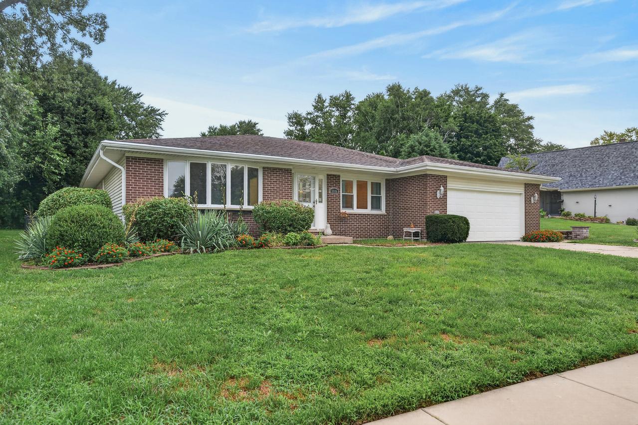 5006 W Oakwood Dr., Mchenry, IL 60050