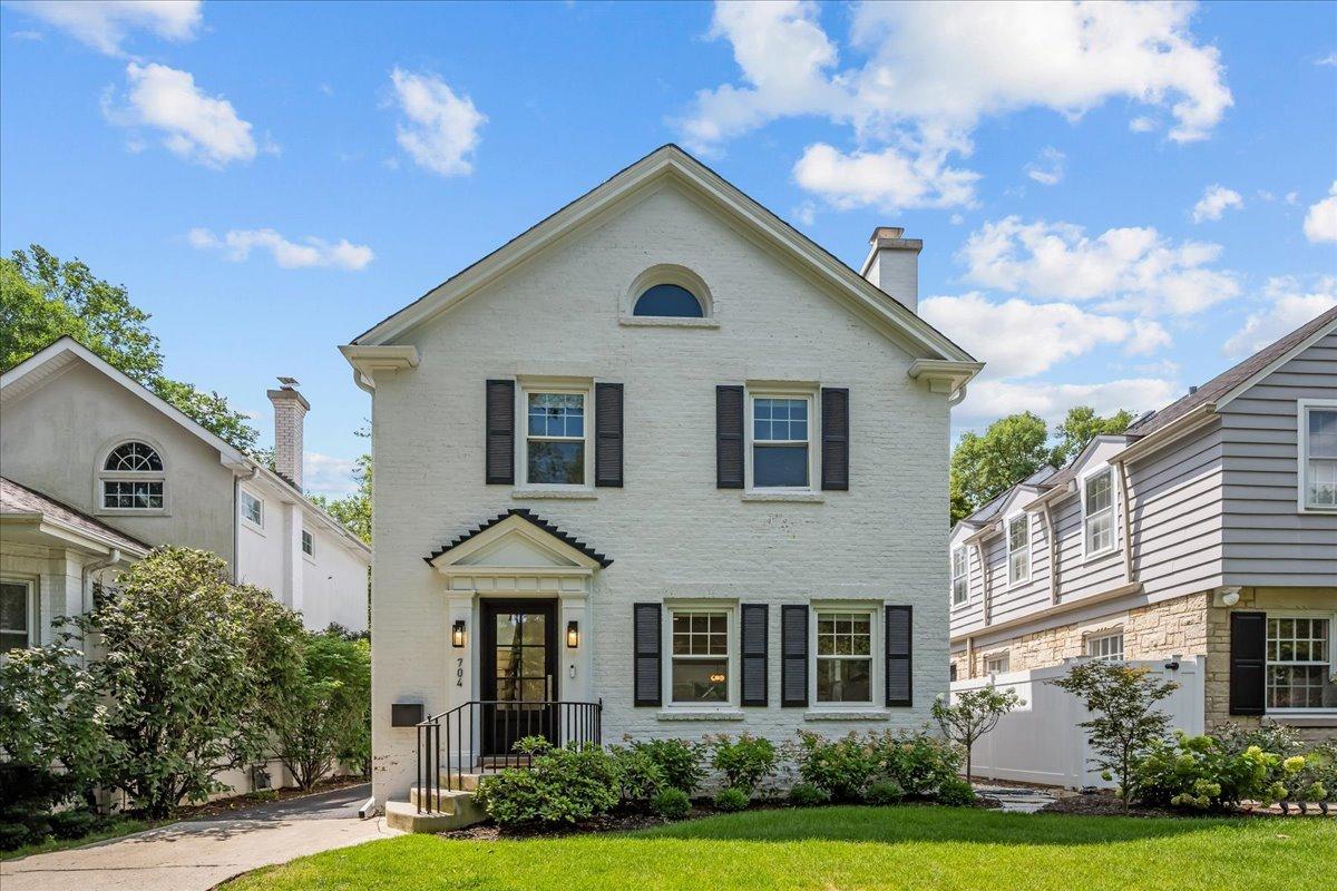 704 Roger Ave., Kenilworth, IL 60043