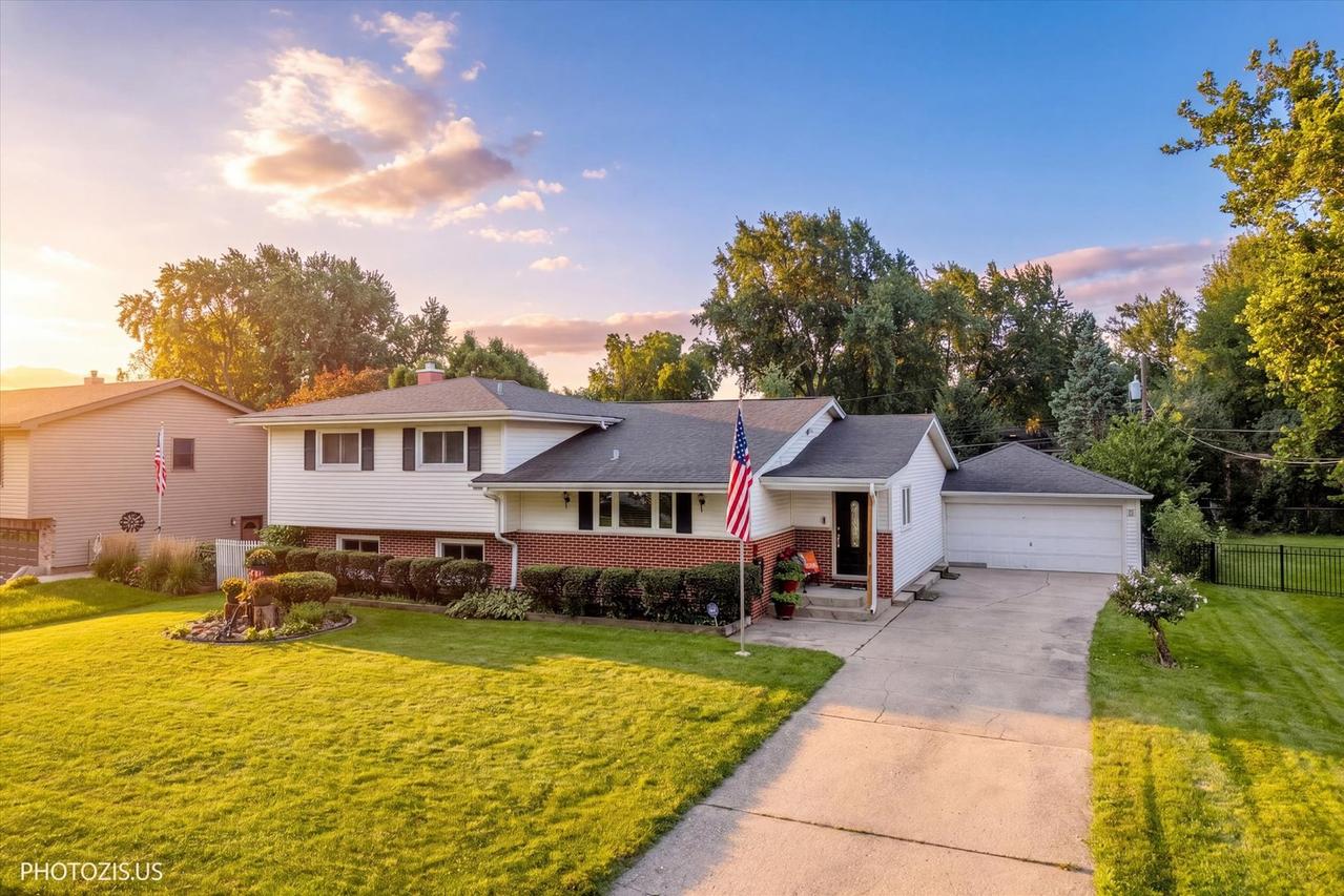 831 Sunnyside Rd., Roselle, IL 60172