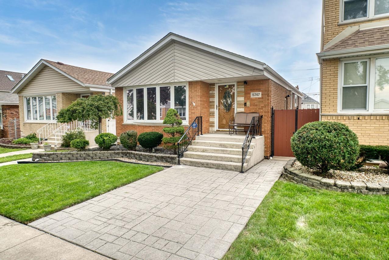 5747 S Meade Ave., Chicago, IL 60638