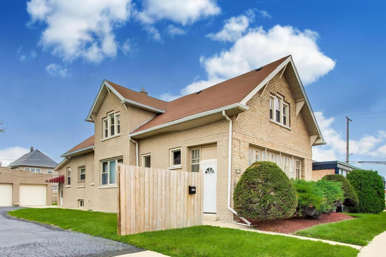 206 25th Ave., Bellwood, IL 60104