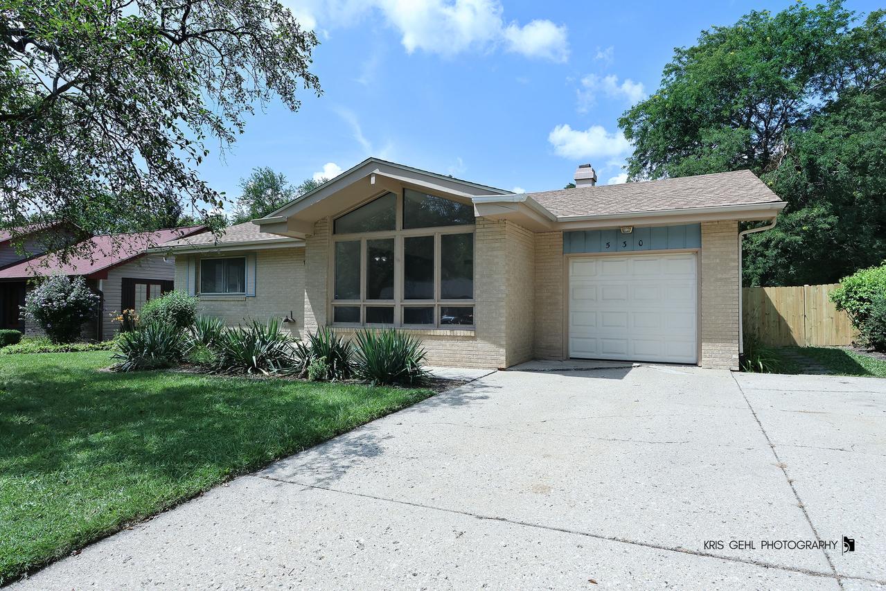 530 Northgate Rd., Lindenhurst, IL 60046