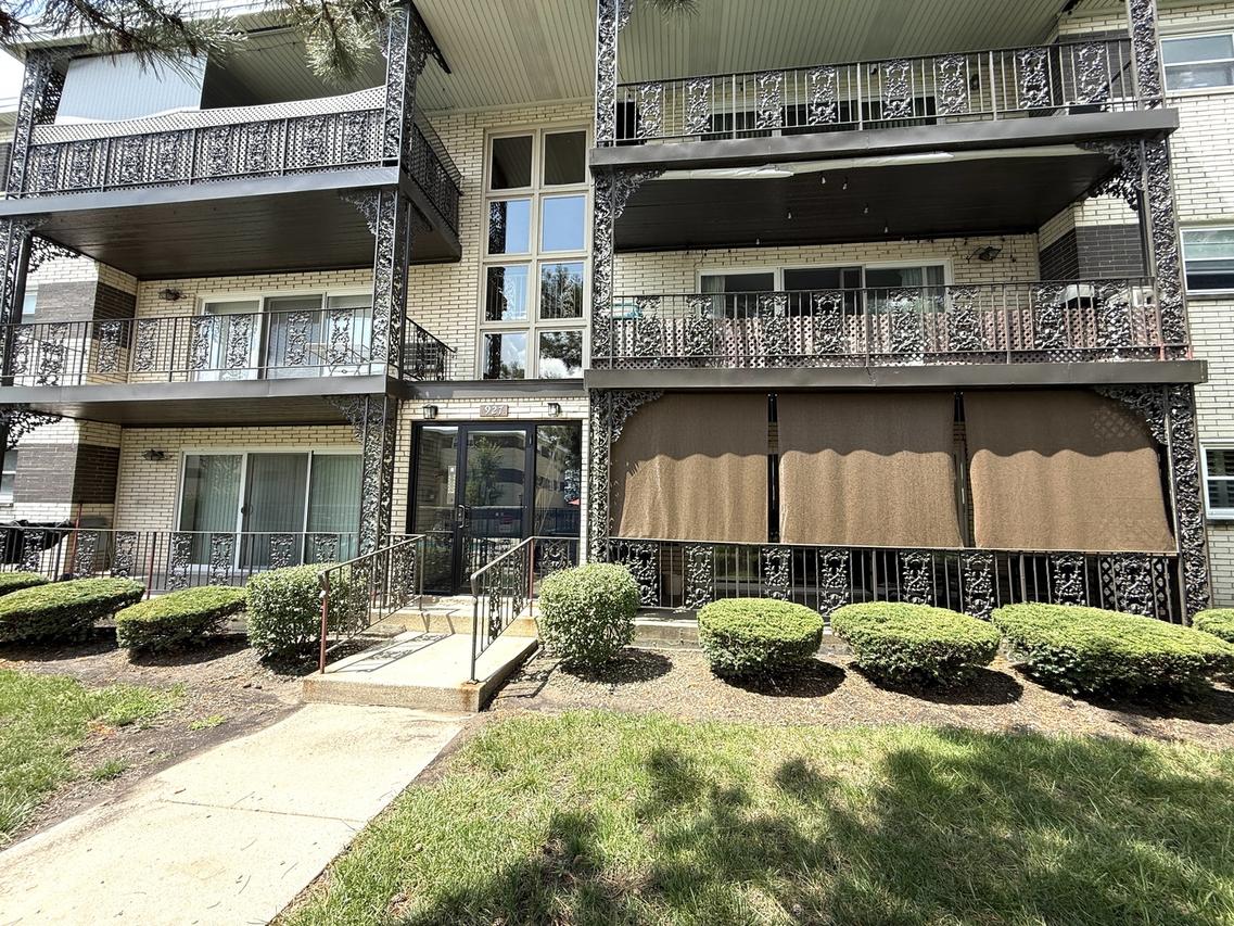 927 8th Ave. #8, La Grange, IL 60525