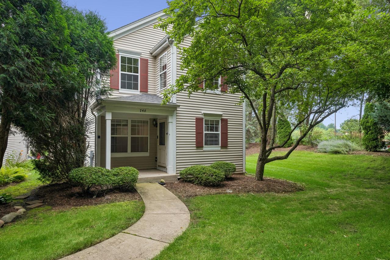 748 Tree Top Ln., Crystal Lake, IL 60014