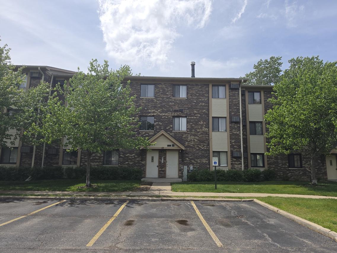 12 Parkside Ct. #10, Vernon Hills, IL 60061