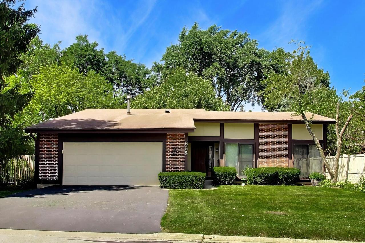 558 Glacier Tr., Roselle, IL 60172
