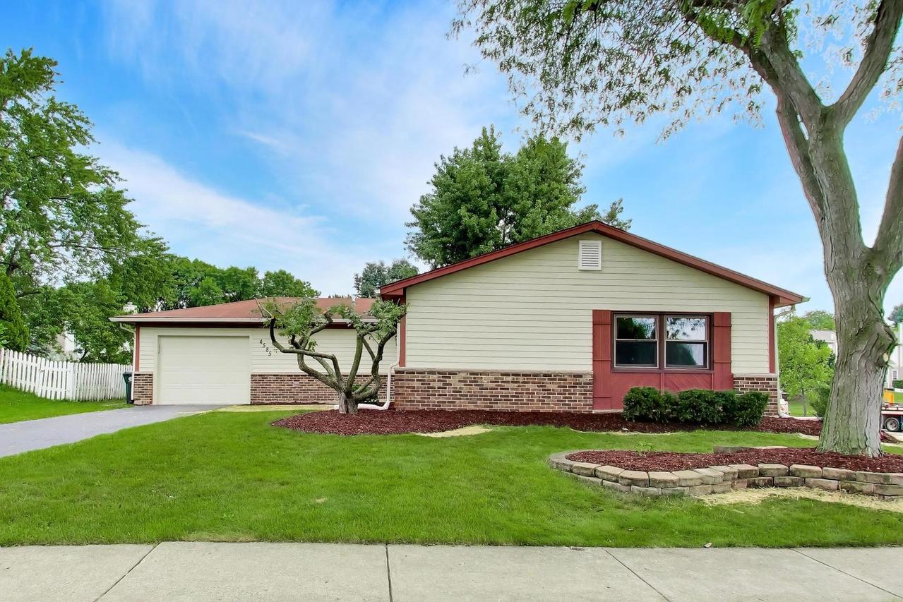 4585 Brigantine Ln., Hoffman Estates, IL 60192