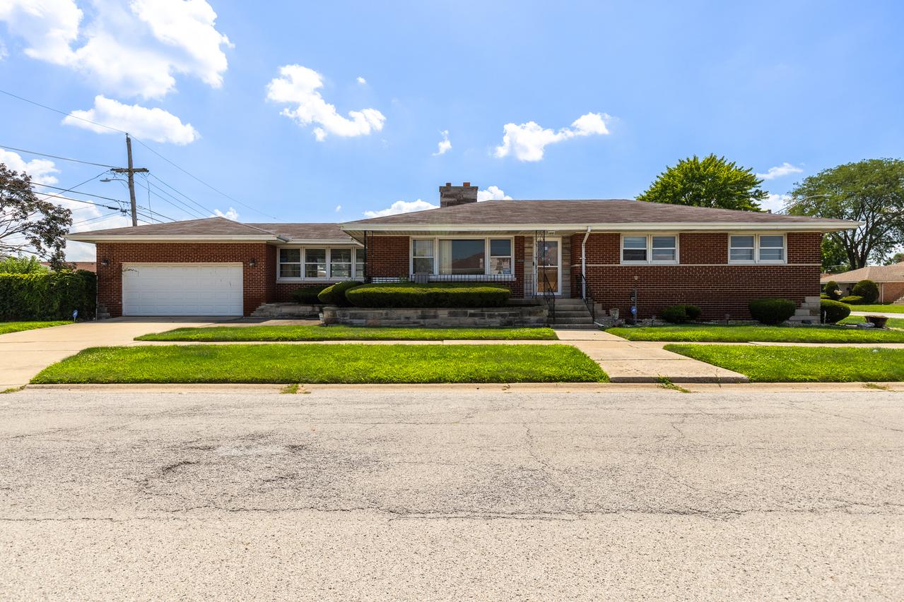 427 Luella Ave., Calumet City, IL 60409