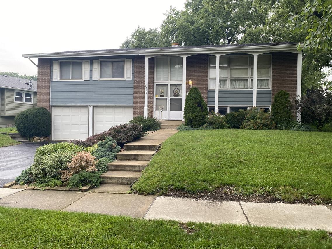 2528 Jackson Dr., Woodridge, IL 60517