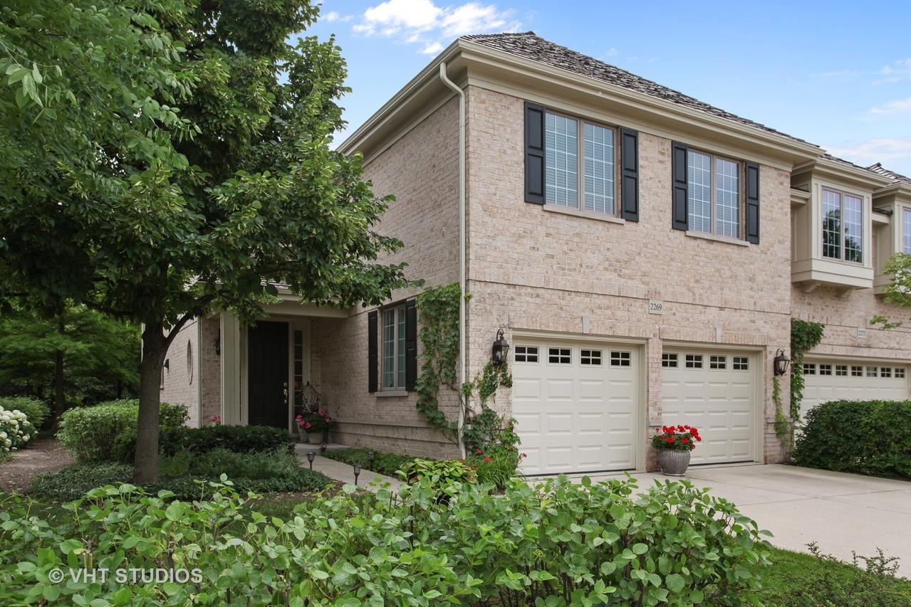 2269 Royal Ridge Dr., Northbrook, IL 60062