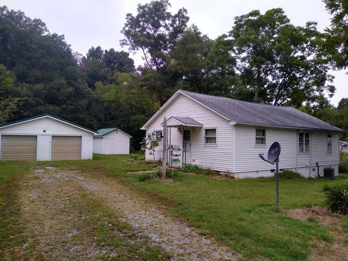 54 North St., New Burnside, IL 62967