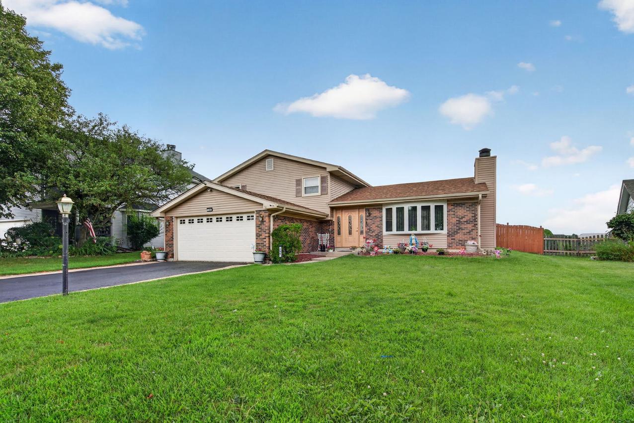 196 Sunshine Dr., Bolingbrook, IL 60490