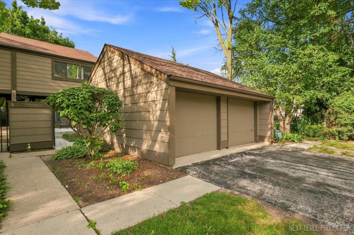 175 N Glengarry Dr. #C, Geneva, IL 60134