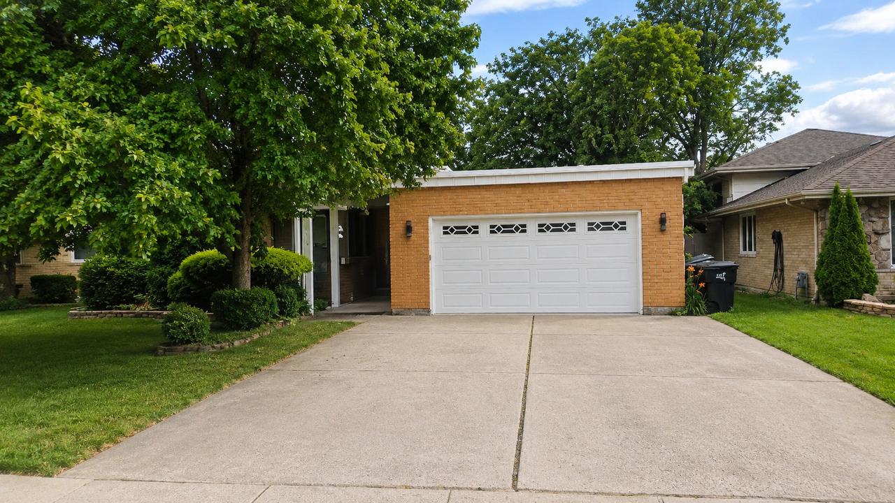943 E 164th Ct., South Holland, IL 60473