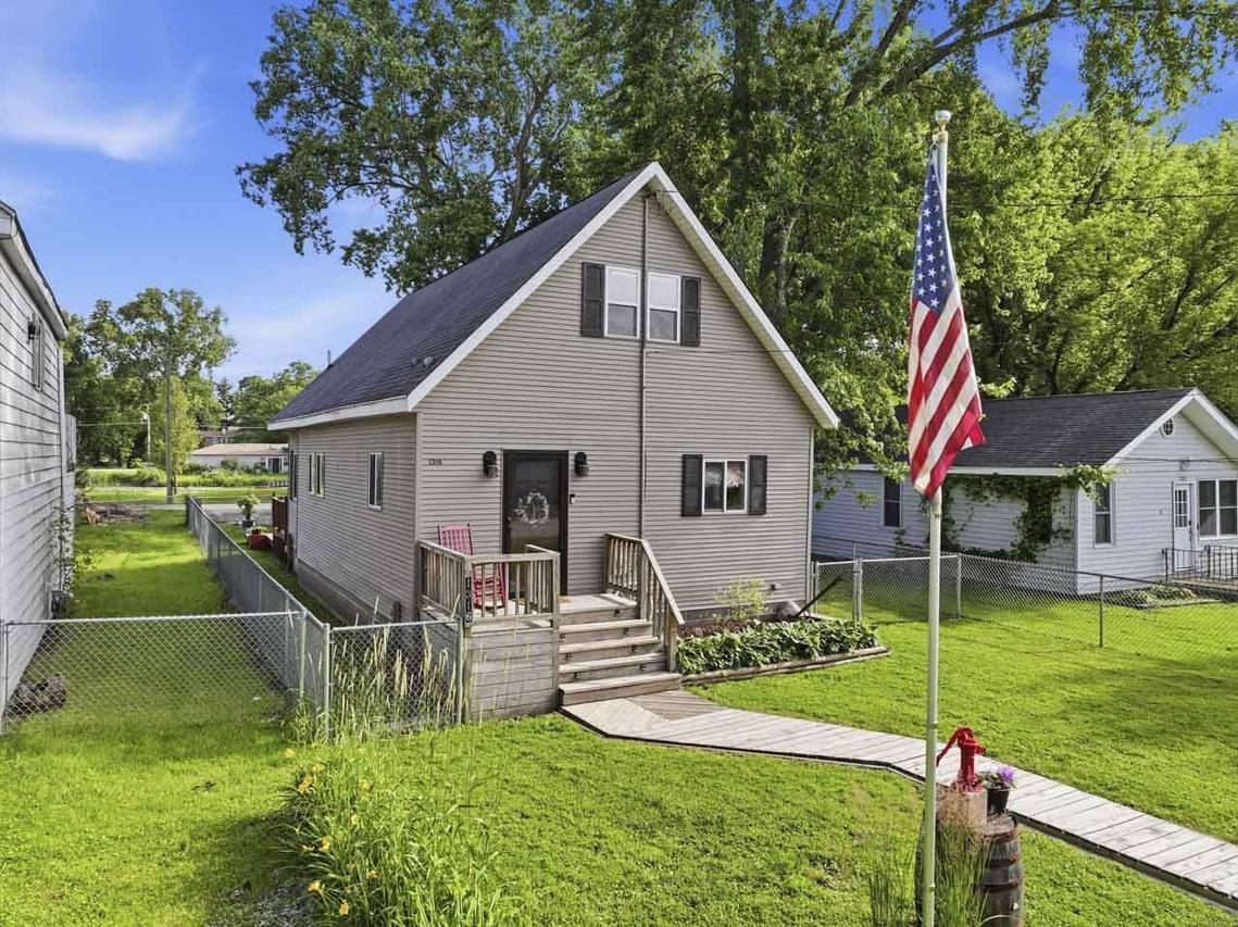 1316 Nippersink Dr., Spring Grove, IL 60081