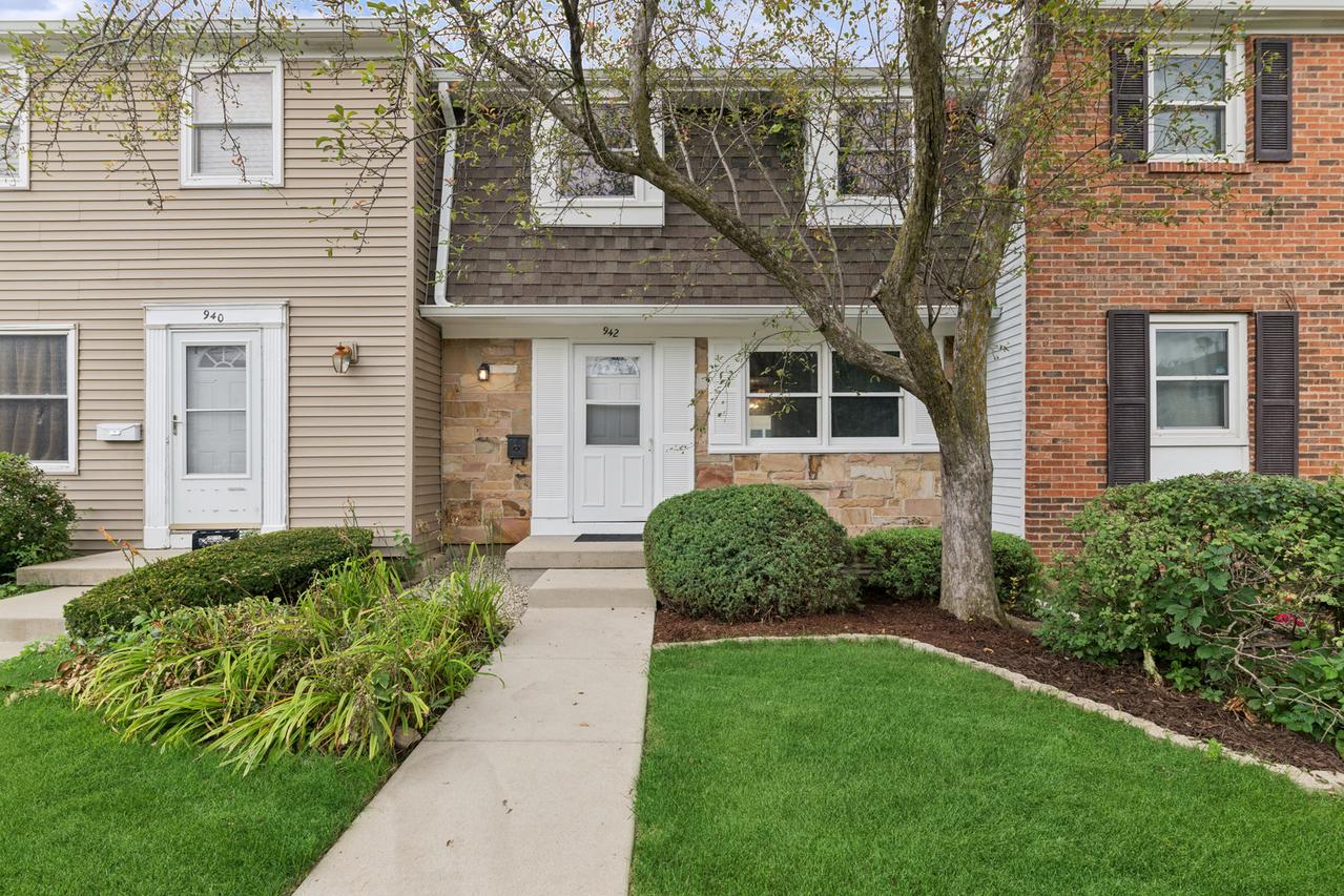 942 Cardiff Ct., Schaumburg, IL 60194