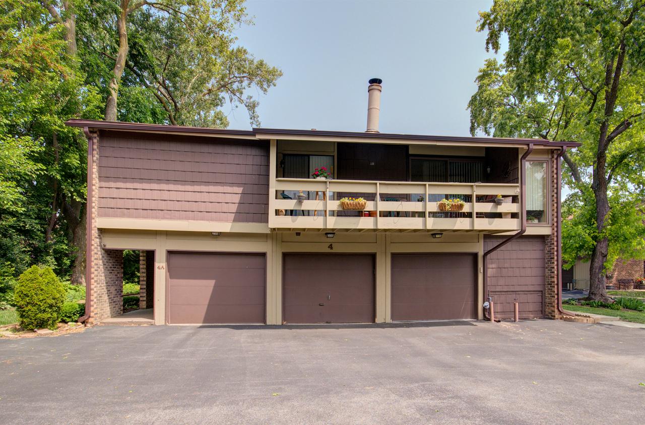 4 W Millstone Ct. #A, Palos Hills, IL 60465