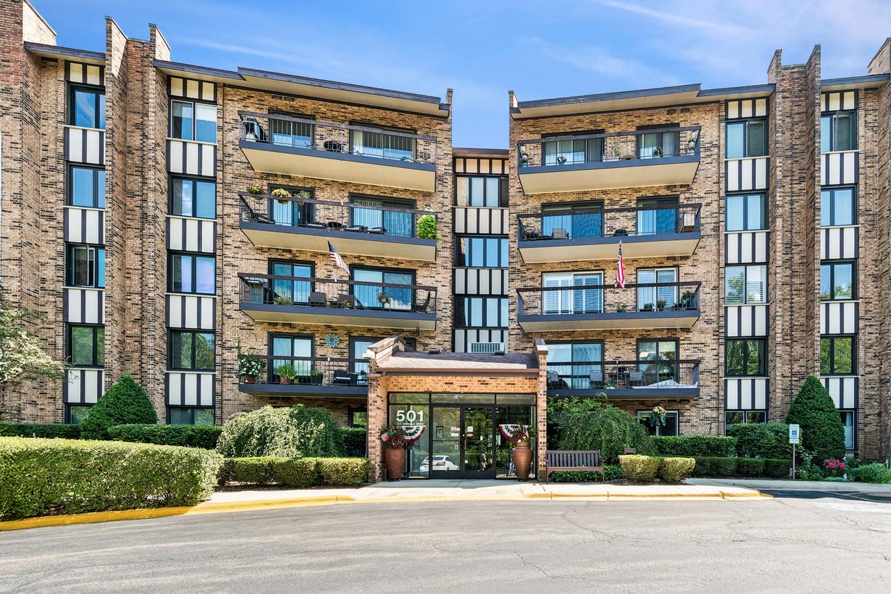 501 Lake Hinsdale Dr. #109, Willowbrook, IL 60527