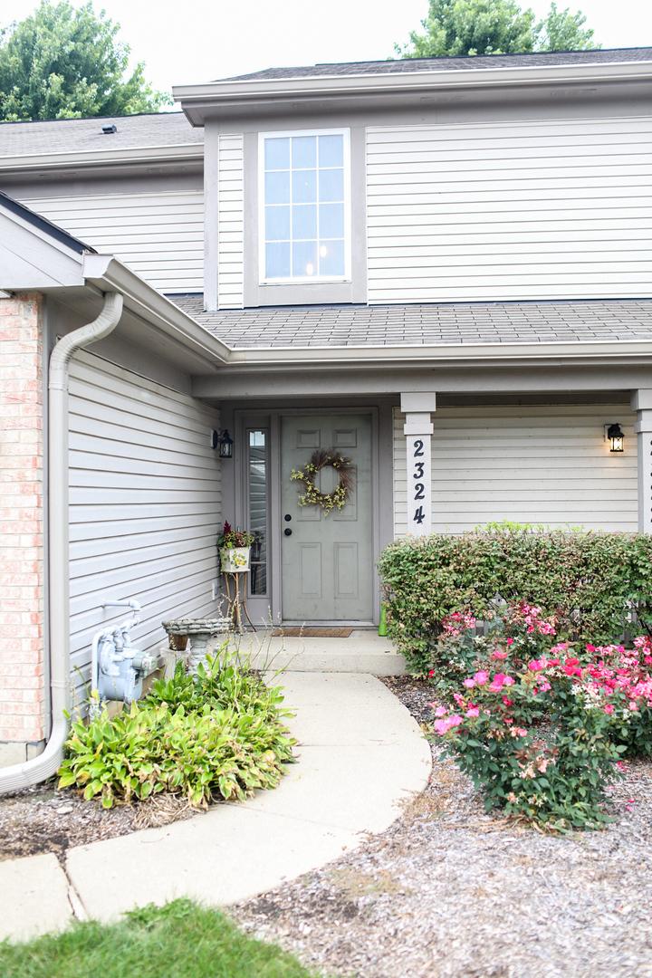 2324 College Green Dr., Elgin, IL 60123