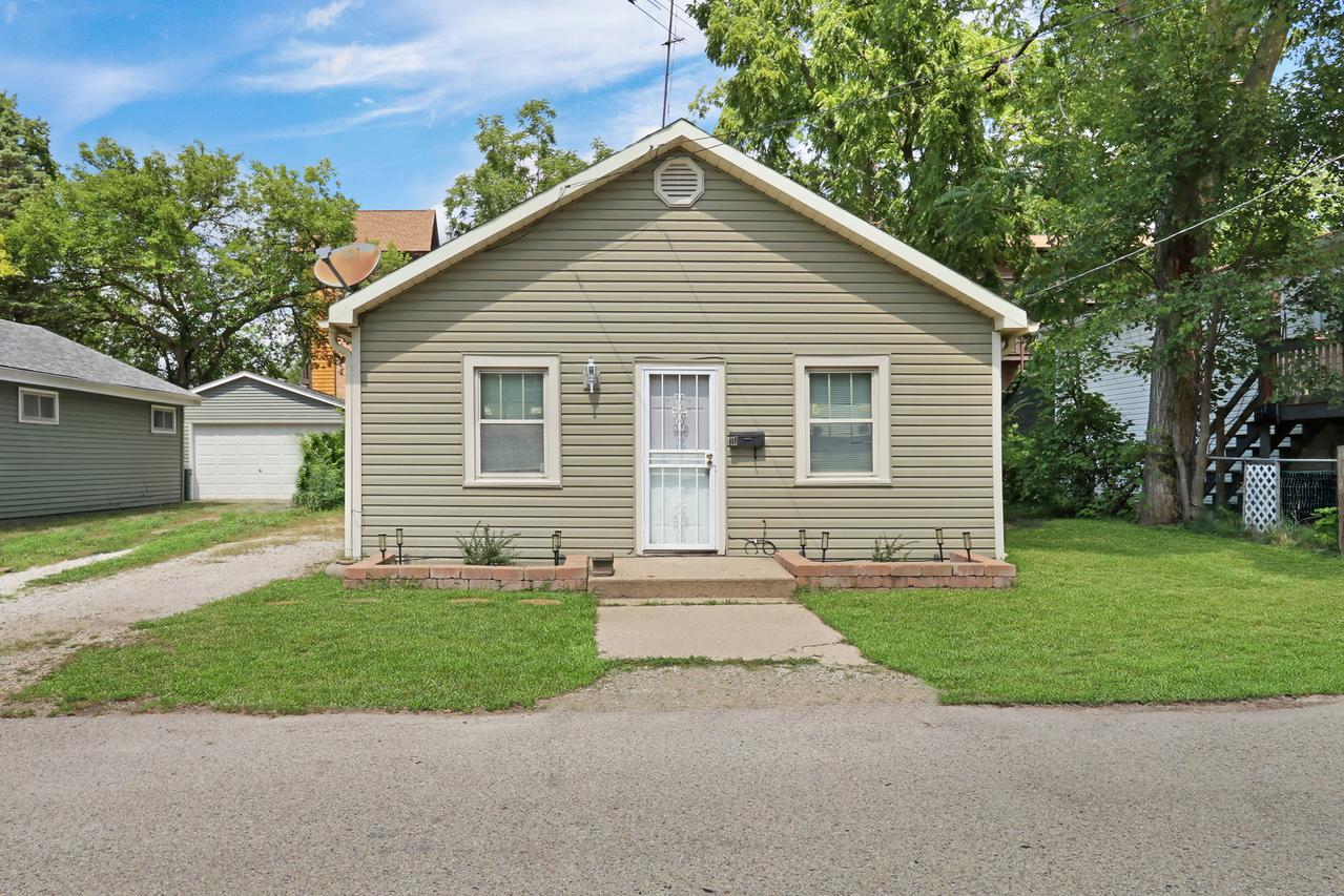 117 Roosevelt Ave., Wauconda, IL 60084