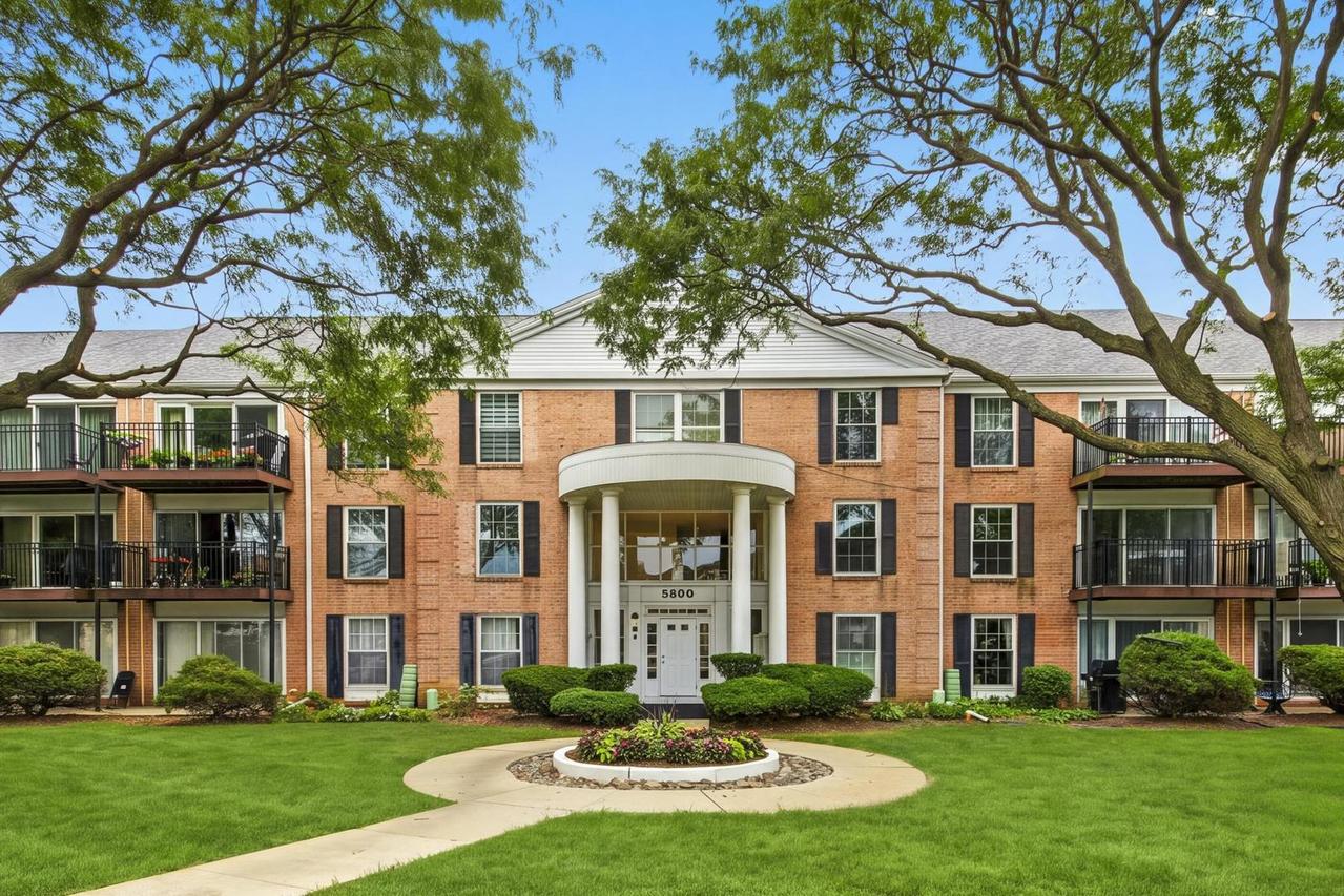 5300 Carriage Way Dr. #107, Rolling Meadows, IL 60008