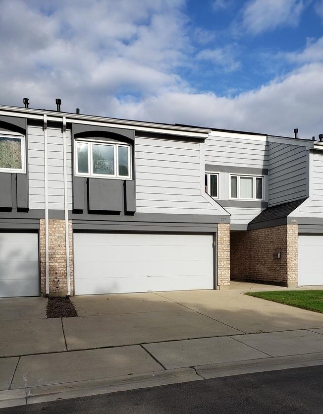 227 Lakeshore Ln., Bloomingdale, IL 60108