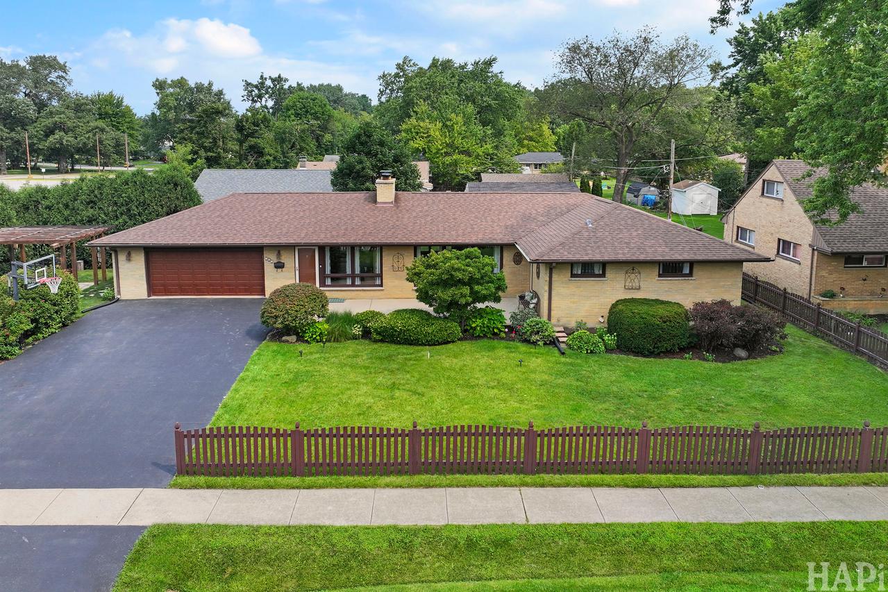 365 Woodland Dr., Grayslake, IL 60030