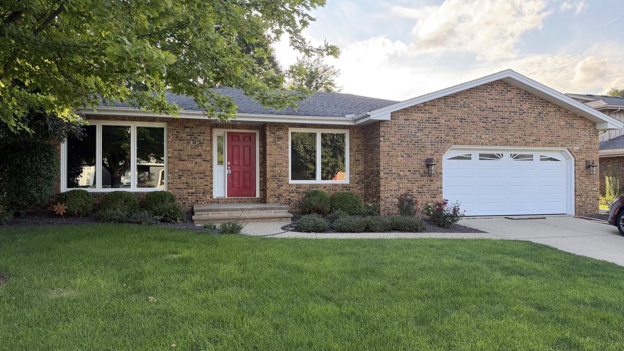 38 Pembrook Cir., Bloomington, IL 61704