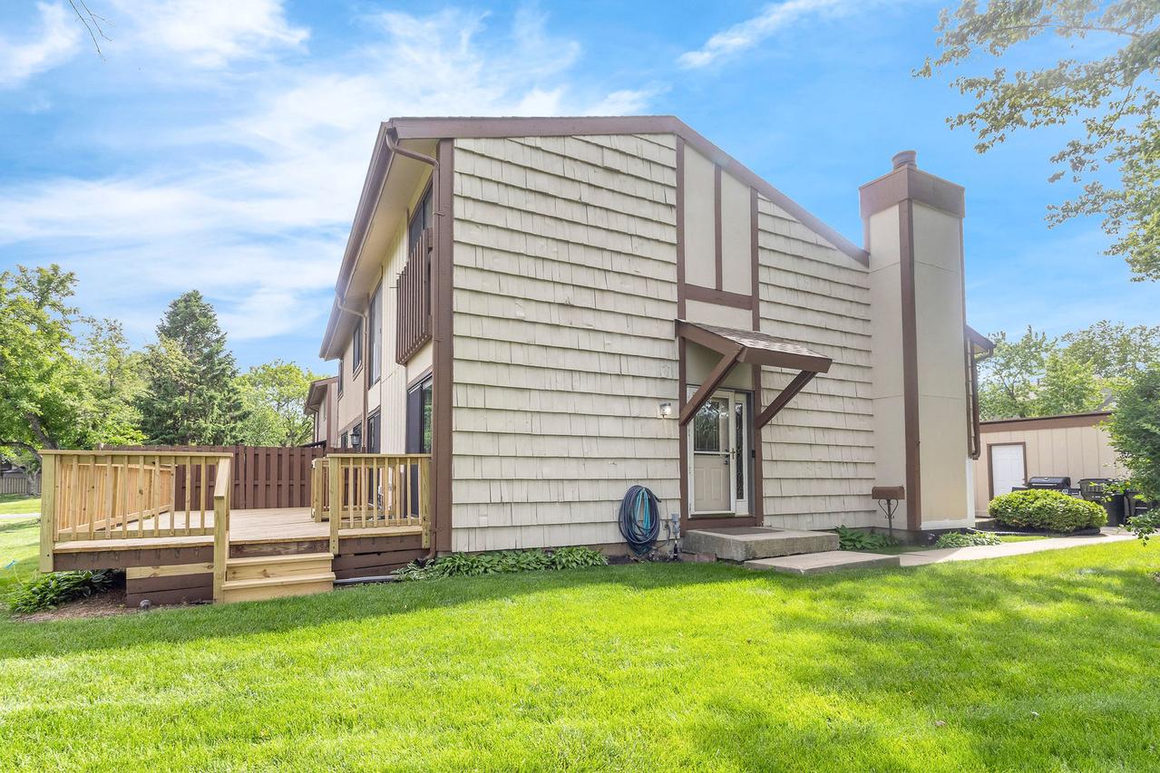 563 N Woodfield Tr., Roselle, IL 60172